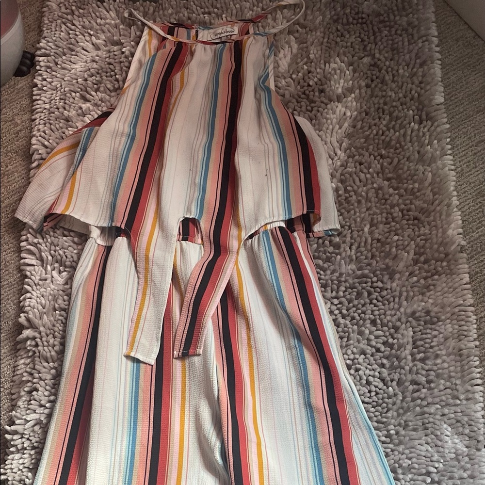 It’s multi color jump suit. It ties in the front. It’s an xl two side pockets.